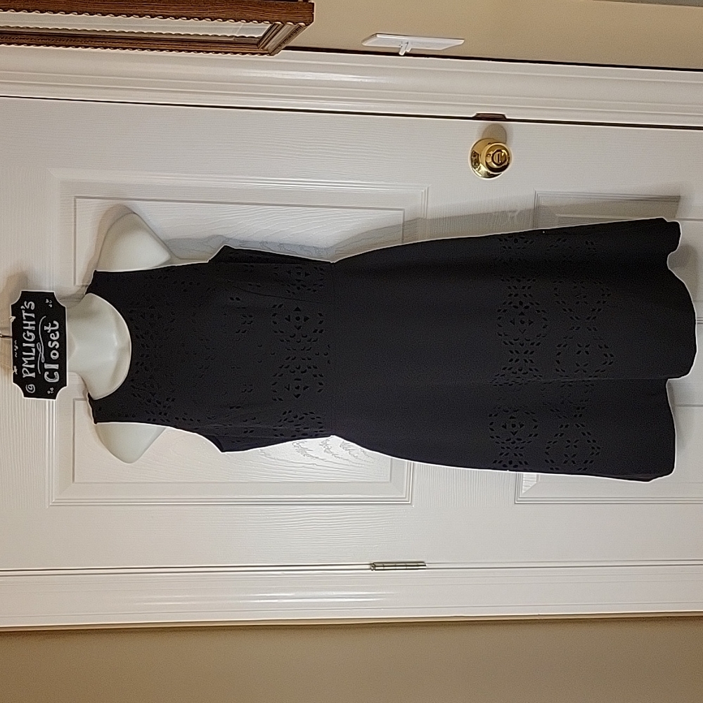 Tahari Dress 4 Black Sleeveless Laser-Cut Design